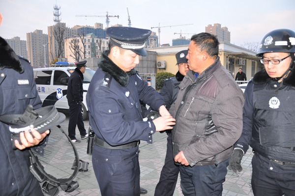 4-1当场拘留驾车冲击执行现场的案外人.jpg