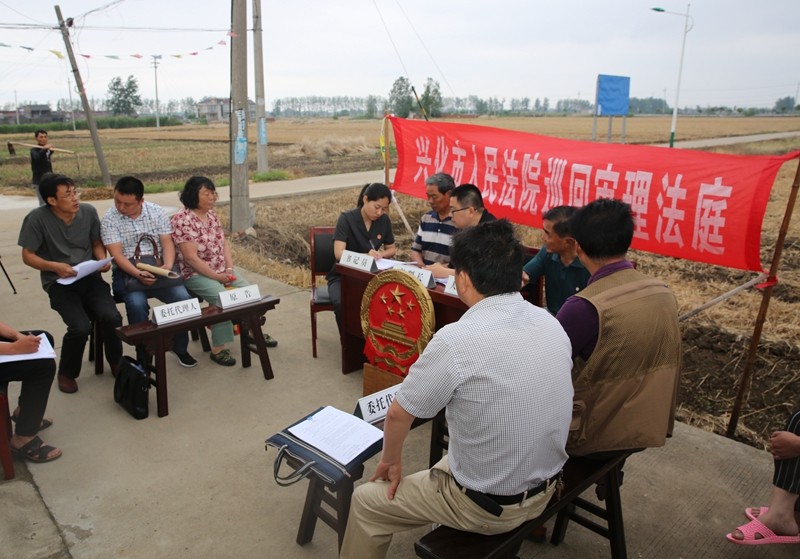在一起农村土地承包合同纠纷的巡回审理现场，当地“四员”应邀旁听.jpg
