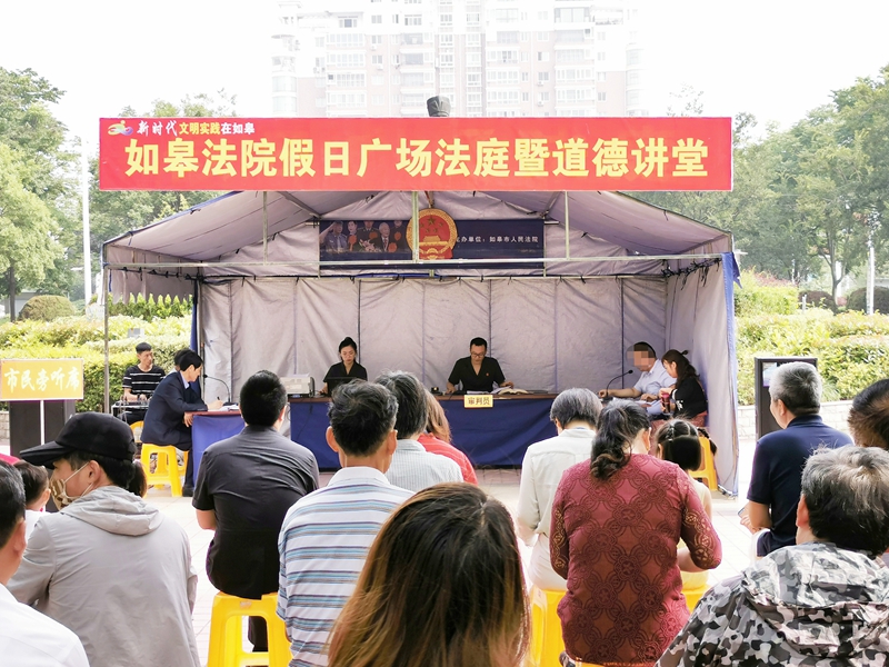1.假日广场法庭审理一起合同纠纷案.jpg