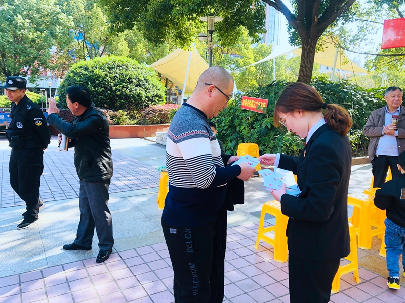 5.发放民法典知识宣传手册.jpg