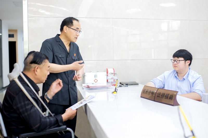 7H7A4777残疾人志愿者现场体验一站式诉讼服务.jpg