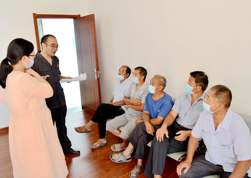 △史法官对黄师傅等人进行身份确认，并商量调解方案.JPG