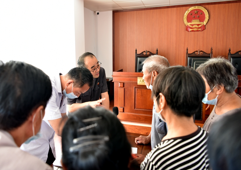 史法官与樊阿姨等人沟通调解方案.JPG