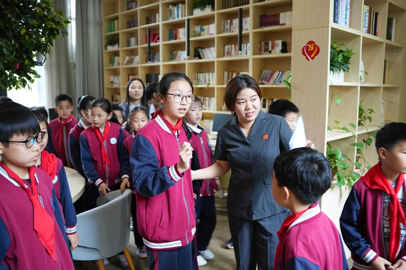 虎丘法院组织学生参观法院图书馆.JPG