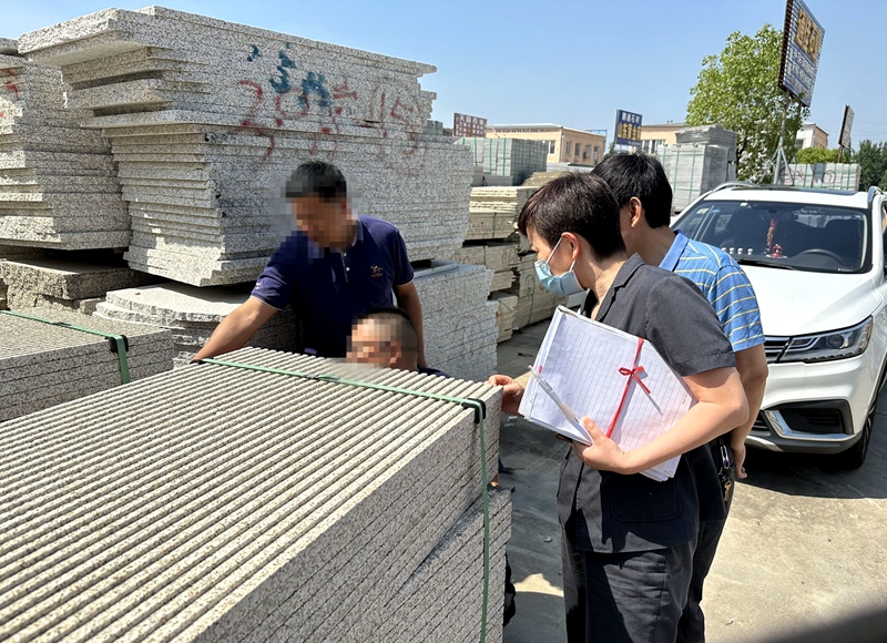 法官现场查看案涉石材.jpg