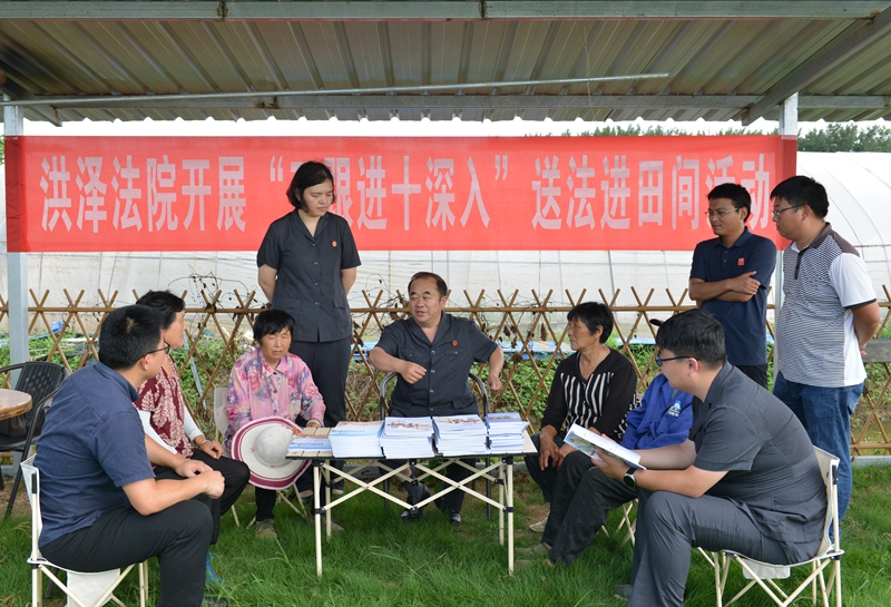 法院干警来到阅湖农场进行《民法典》宣传.JPG
