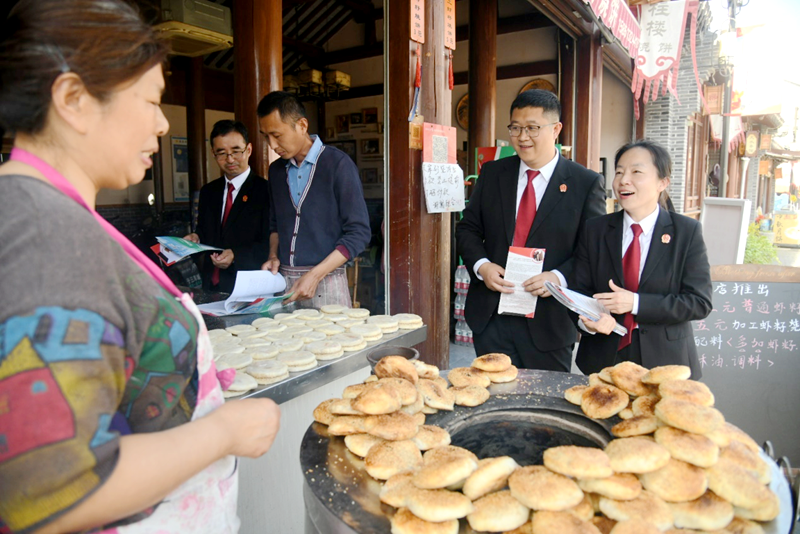 ⑥向沿街商户发放风险防控提示书.png