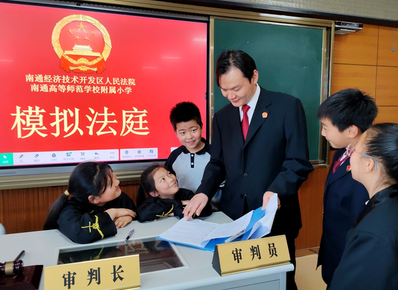 图3学生们仔细聆听法官讲解.jpg