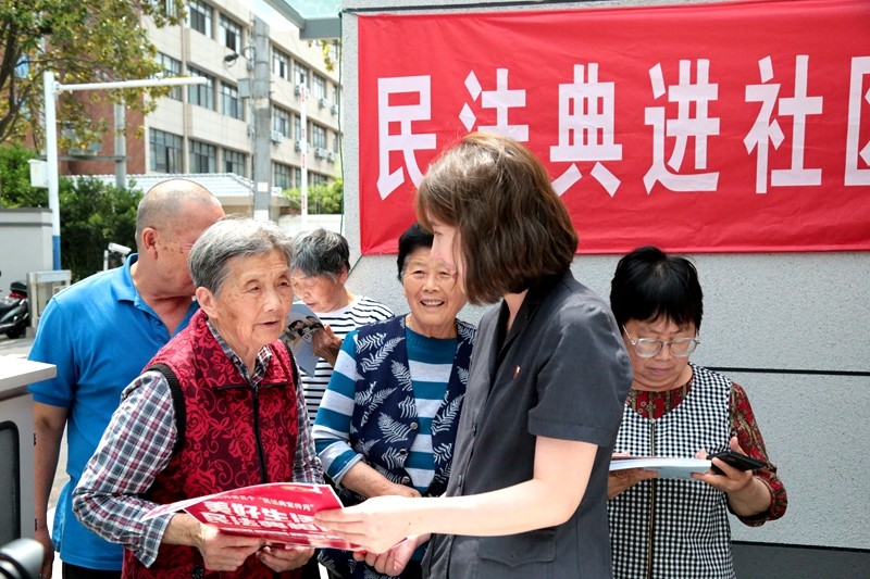 南通通州法院青年干警向社区居民宣传民法典.JPG