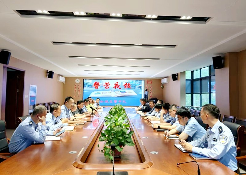 法官走进交警队.jpg