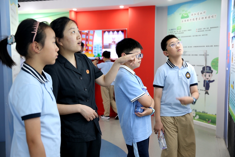 2.图为在青少年法治教育基地，法官讲解未成年人自我保护的方法.JPG