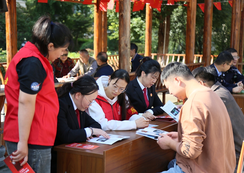10月14日，连云港经济技术开发区人民法院“网格联动服务日”活动在五羊社区久和二期小区广场举行。活动现场，法院立案庭的咨询台与派出所防诈宣传、卫生院健康服务点联动设置，形成了“一站式”便民服务圈，吸引了众多社区居民前来参与。.JPG