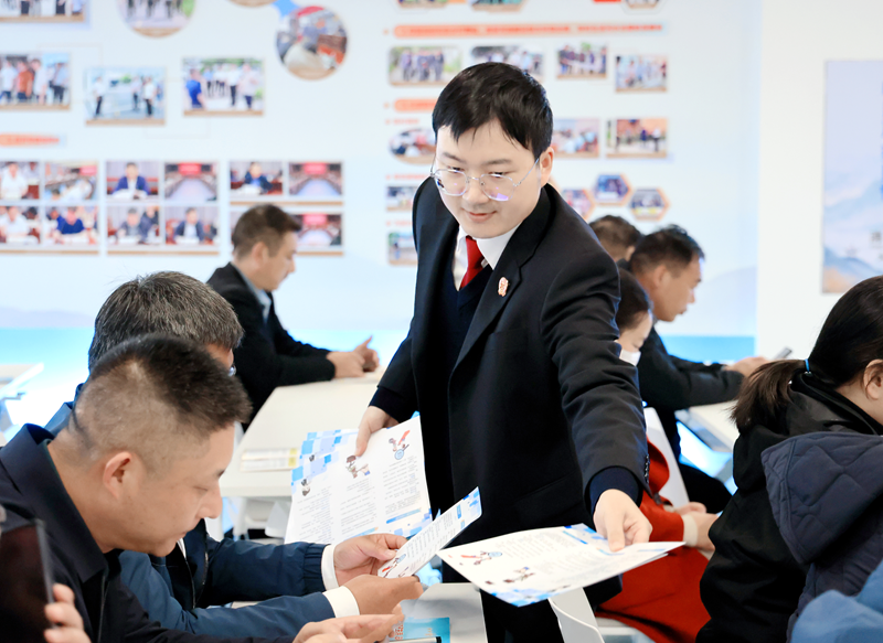 王雨璠摄 活动现场还发放了《珍爱信用记录 共建诚信新沂》等法律宣传手册。.png