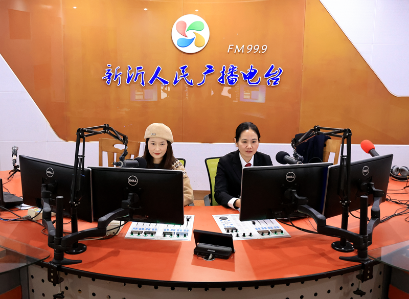 王雨璠摄 11月10日上午，新沂法院审判委员会专职委员、民二庭庭长苗苗走进“行风热线”栏目.png