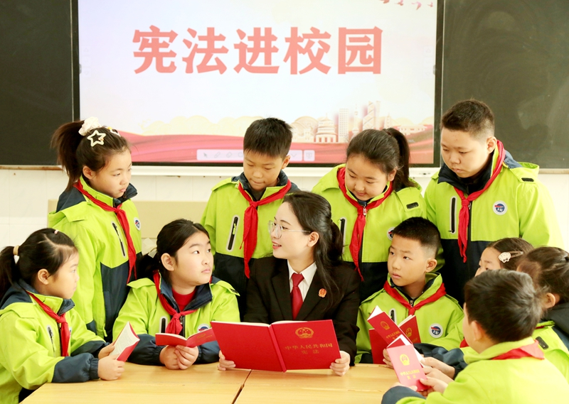 法官带领孩子们一起读宪法、学宪法.jpg
