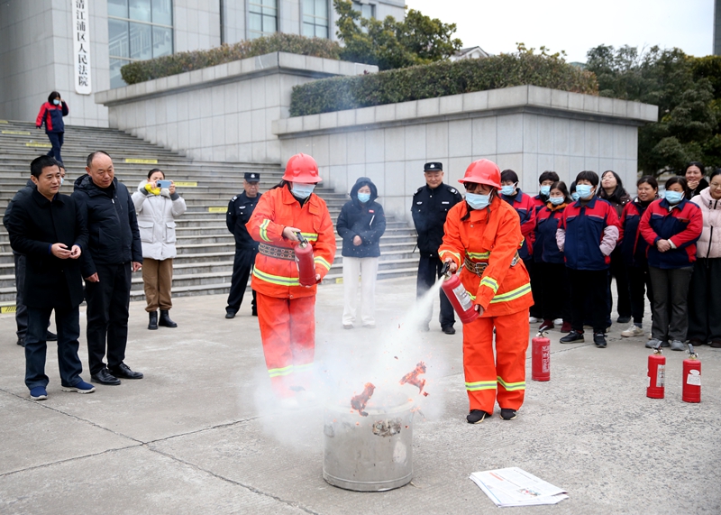 161765852444674931.jpg 图为学习灭火器的使用。.JPG