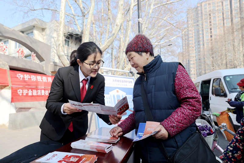 新沂法院开展“依法维权 共促消费公平”主题宣传活动——该图为干警为市民讲解法律知识——王雨璠摄.JPG