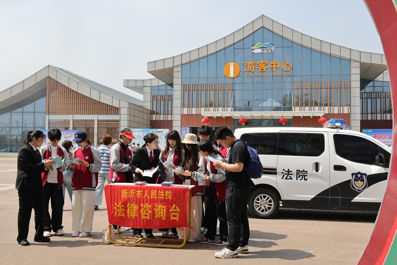 干警在游客中心设置法律咨询台为游客提供咨询服务 王雨璠摄.JPG