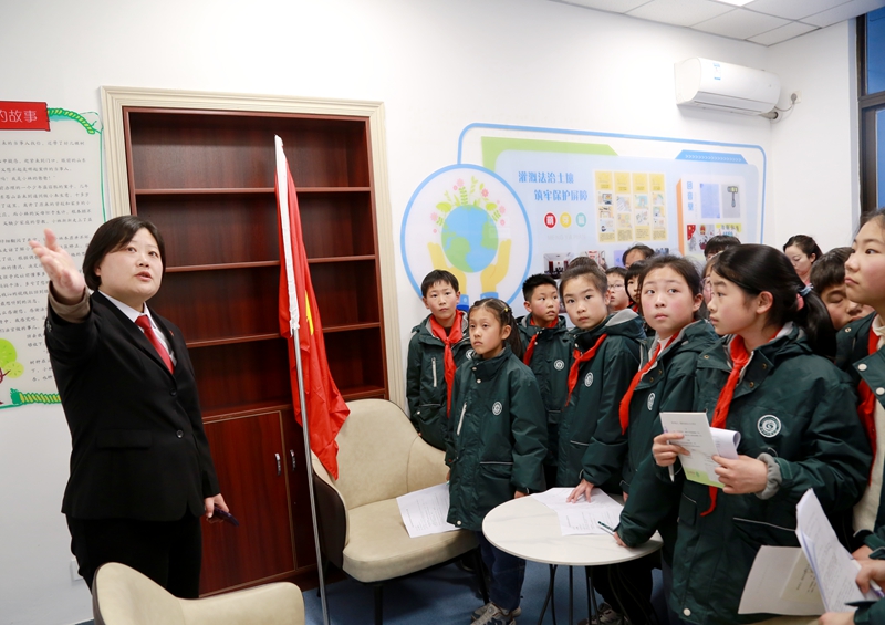 081775610411195846.jpg 在南通通州法院法治教育基地,法官向同学们介绍未成年人司法制度.JPG