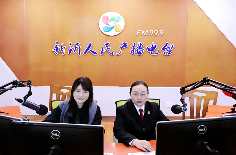 王雨璠摄 4月8日，新沂法院党组成员、政治部主任王雪莲走进新沂市“行风热线”直播间，围绕法院志愿服务、法治宣传、民生保障等工作，与广大听众在线交流、答疑解惑.jpg