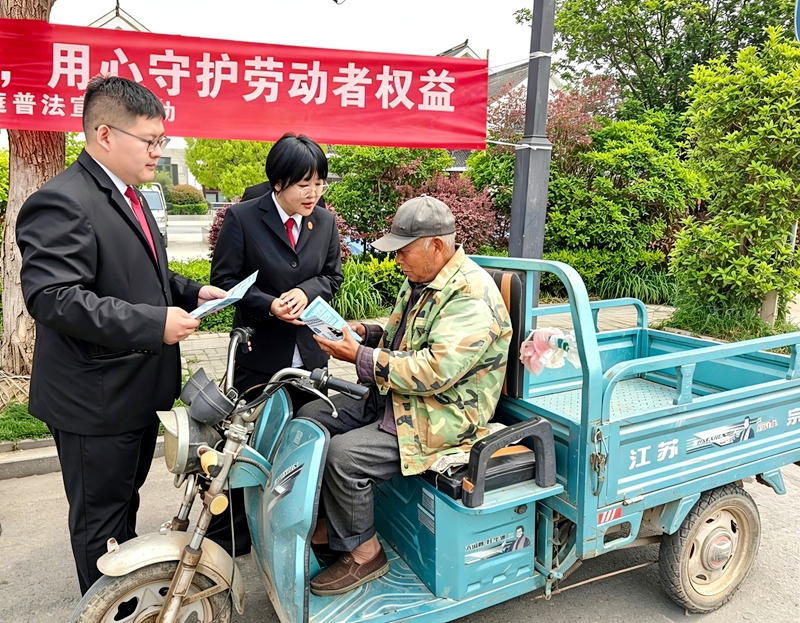 4月27日 新沂法院窑湾法庭组织干警走进窑湾镇主干街道，开展“迎五一·送法到身边”专题普法宣传活动.jpg