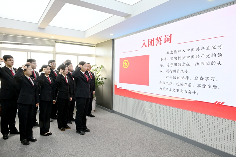 青语话政绩 担当践初心——洪泽法院召开青年干警座谈会.jpg