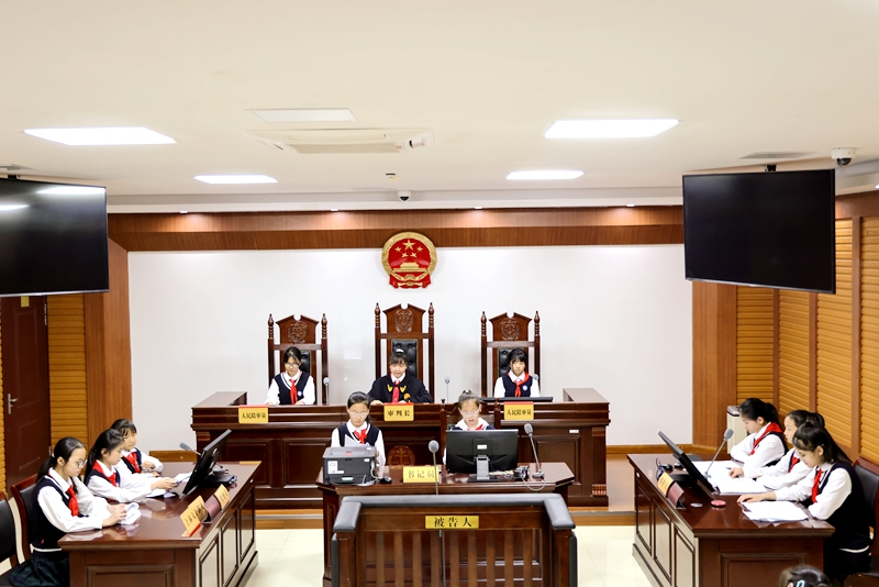 281779931788836215.jpg 王雨璠摄 5月26日,模拟法庭庭审环节,同学们分角色扮演法官、书记员、当事人等,沉浸式完整体验庭审陈述、举证、辩论等流程 .jpg