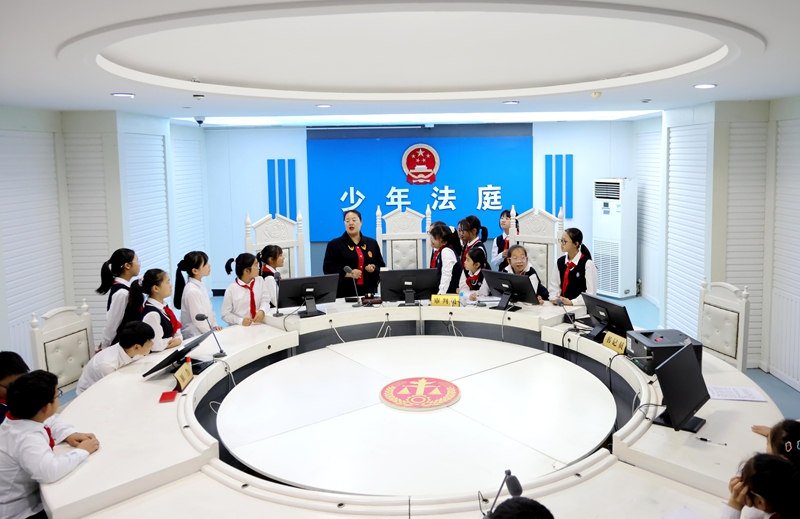 281779931794114581.jpg 王雨璠摄 5月26日,新安小学学生来到新沂法院少年法庭沉浸式体验学习.JPG