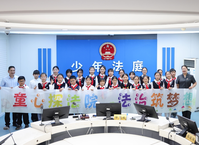 281779931800168111.jpg 王雨璠摄 5月26日,新沂法院法官和新安小学学生们在少年法庭合影.jpg