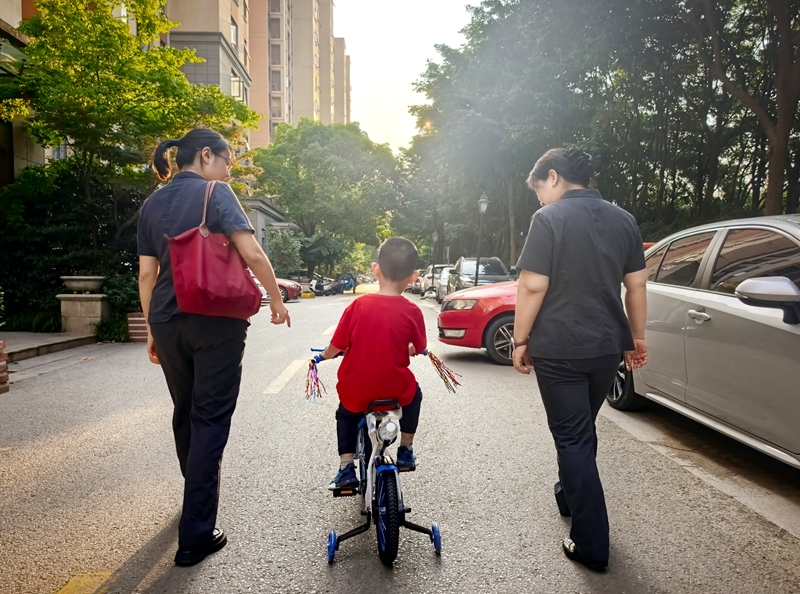 031780452694452111.jpg 图4:冬冬和法官一起骑自行车.jpg