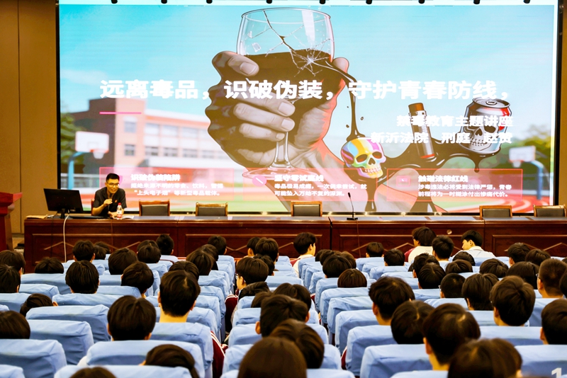 王雨璠摄 图为新沂法院刑庭干警在市中专校开展禁毒宣讲.JPG