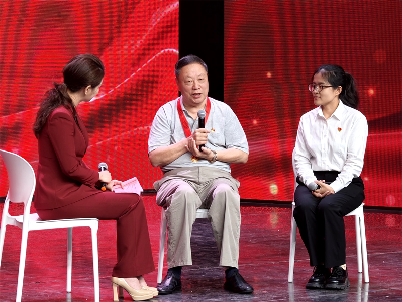 031783043801762383.jpg 王雨璠摄 我院获“光荣在党50年”纪念章的老党员,以访谈形式向青年党员分享入党心路历程与履职感悟.jpg