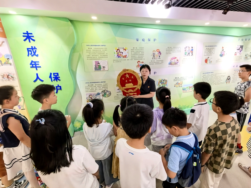 301785377988939940.jpg 图2:干警在青少年法治基地为孩子们讲解法律.jpg