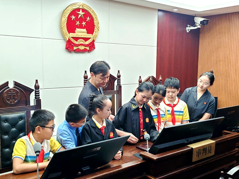 091788916862337163.jpg 图⑤:学生们“沉浸式”体验法治课堂。.jpg