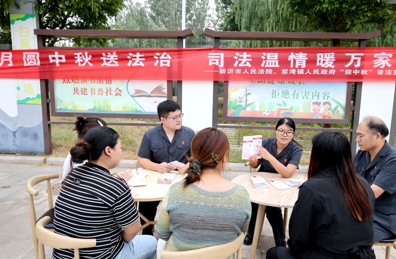 241790213205521315.jpg 王雨璠摄 新沂法院窑湾法庭干警化身普法宣传员,用通俗易懂的家常话讲解法律知识.JPG