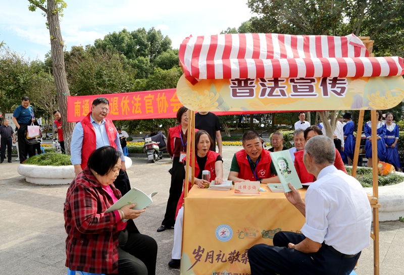 201792460853574802.jpg 通州法院退休老法官在公园里为老年人提供法律咨询.jpg